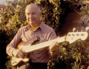 Leo Fender en 1973 avec une ‘58 Precision Bass. Photo © Robb Lawrence, 2009